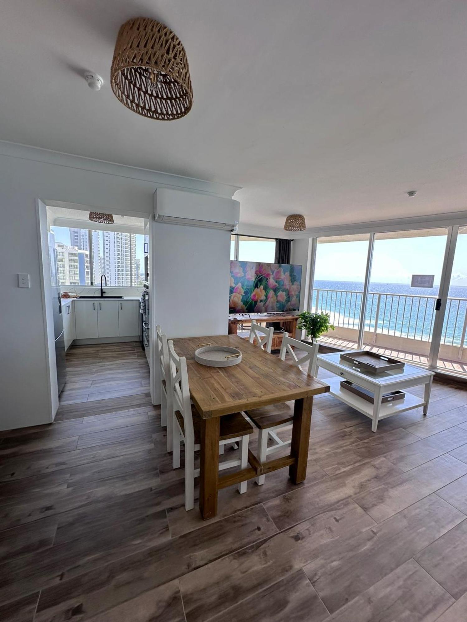 Absolutely Stunning! On The Beach !!! Gold Coast Luaran gambar